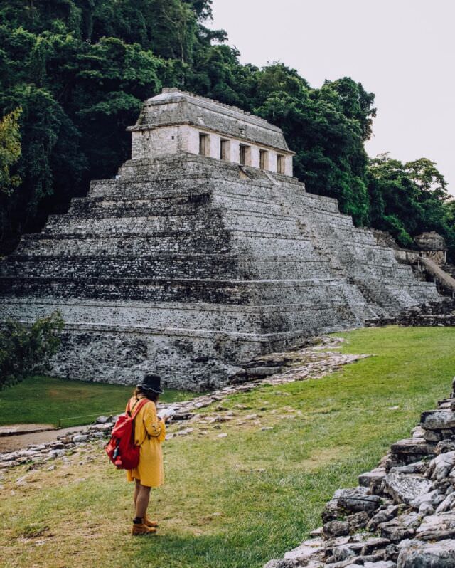 📍墨西哥．帕倫克遺址
-
叢林鬱鬱蔥蔥，穿越千年時光的雄偉神廟拔地而起。墨西哥的帕倫克（Palenque）遺跡以豐富的浮雕、精緻的塔頂篦狀結構（Roofcomb）和大量保存完好的象形文字碑銘聞名。

它是馬雅外星傳說的源頭，
也是考古學家研究馬雅文化的珍貴史料。

然而我之所以喜歡帕倫克，
卻是為了它那種屬於盛世的低調從容。

當年 Kan B’alam 由父親巴加爾大帝手中繼承正處繁榮盛世的王國。或許是個性使然，也或許是因為少了需要征伐擄掠、開疆闢土的壓力，這位國王一生醉心建築，用了無數時光，在帕倫克蓋出一系列無比精美的宮殿與神廟。

不同於我逛過的其他馬雅遺跡， Kan B’alam 的十字神殿群並非選址開闊廣場，而是依山而建、順水蜿蜒。按著地勢錯落的建築被叢林綠蔭環抱，借用我的編輯的話，那幾乎已是某種詩意。

-

帕倫克不是我最喜歡的馬雅遺址，然而它的優雅，那種對馬雅宗教與儀式的細膩呈現，卻也是我在其他遺址未能感受到的。

-

雖然這大抵是我個人毫無根據的想像，但總覺得 Kan B’alam 應該是個精緻的人（？）又或者說，他有某種屬於二代的餘裕。

偉大王國開創者/開拓者的城市，通常有股與生俱來的霸氣，但帕倫克（或者說，至少十字神殿群的部分）在我看來，卻是內斂而低調的，它的美全在細節。

似乎只有當你站在了階梯頂端的神殿裡，近距離與深深淺淺的浮雕相互凝望時，它的魅力才會最好的展現出來。

至少，我是這麼感覺的。

#充滿內心戲與腦補的不負責任觀光心得 
#俏鬍子遊墨西哥 
．
．
．
#墨西哥 #墨西哥旅遊 #帕倫克 #馬雅 #馬雅遺跡 #mexico #méxico #mexicotravel #palenque #palenquechiapas #travel #travelphotography