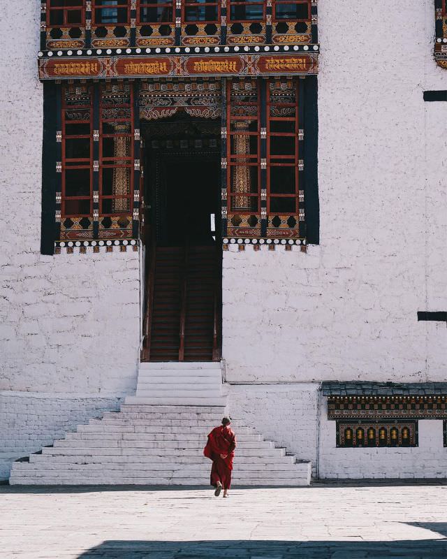 No74. 不丹 🇧🇹
-
從不丹回來已經三週多一些，終於整理好思緒，能夠開始分享這個神奇國度的一切。
許多人說，不丹是「喜馬拉雅山下的香格里拉」、「人間最後一片淨土」。對我來說，她是，卻也不是。
旅行不丹的過程裡，我確實經常感覺自己來到另一個世界，一個雞犬相聞，人人怡然自樂的世界。一個彷彿現代桃花源，讓人心情不自覺變得平靜祥和的世界。
這裡的人們打從心裡敬畏著自然與神靈（以及王室家族），酥油燈前，信眾們就像百年前那樣禱告；清晨的冷冽空氣裡，人們繞著佛塔與寺院一圈又一圈的轉，轉經筒清脆的鈴聲不絕於耳。山嶺間，五彩經幡迎著風獵獵飛揚，煨桑的煙四處瀰漫彷若晨霧。
這裡的人單純而善良，臉上經常掛著靦腆的笑。當你提出任何需求，他們總是竭盡所能的去滿足，認真的程度，就像那不只是服務，而是誠心的希望你在不丹過得好。
-
然而在很多的細節裡，在與嚮導的對談與詢問中，你卻也能感覺這個國家正在快速變化。像是疫情後開放的抽菸與塑膠袋政策，像是城市中嚴重的年輕人才流失問題，像是山野間不斷滑著手機玩著遊戲的孩子。
當龐大的資訊透過網路湧向不丹，當旅遊收入銳減的困境縈繞這座雪山下的國度。這幅世外桃源的模樣還能維持多久，我不知道。
-
接機送上象徵祝福的白色哈達後，我們的嚮導是這樣說的：「歡迎在龍年來到雷龍之國不丹。你們的到來是最好的安排，現在是神變月，做所有好事功德都會是十萬倍！這不是一個很多人來的地方，你們在這裡，是你們與不丹的緣分，也是我們的緣分。」（是說功德十萬倍實在好划算，只好瘋狂發願與供養了 XDDD）
我不算是個宿命論者，但若世界上真有命運，我確實是萬般感激這段緣份的，不管是與土地的，還是與人的。慶幸我能在這樣的時間點，與這樣的一群人，一起來到了這樣的一個國家。這絕對是我 2024 開年，最快樂的一件事。
在很多層面上，
這趟旅行確實療癒了我。
-
關於不丹還有許多許多想說的，但就讓我慢慢來吧（才 9 天的行程，我應該可以順利更新完畢吧！？）
今天先送上首都廷布的一些風景😘
-
【 廷布景點推薦 】
#主要景點
🌟扎西曲宗  Tashichho Dzong（不丹政治宗教中心，國王辦公室）
🌟不丹國家紀念碑National Memorial Chorten
🌟廷布大佛 Buddha Point
🌟簡單不丹民俗博物館 Simply Bhutan Museum
🌟國家郵政總局General Postal Office
#其他景點
📍章崗拉康 Changangkha Lhakhang
📍達邱拉康Tachog Lhakhang
📍切裡貢巴寺Cheri Gompa
📍登古寺Tango Goenba（最高宗教學府）
📍塔金保護區 Motithang Takin Preserve
📍工藝集市 Craft Bazaar
．
．
．
#俏鬍子遊不丹
#不丹 #不丹旅遊 #廷布 #bhutan #bhutantrip #thimpu