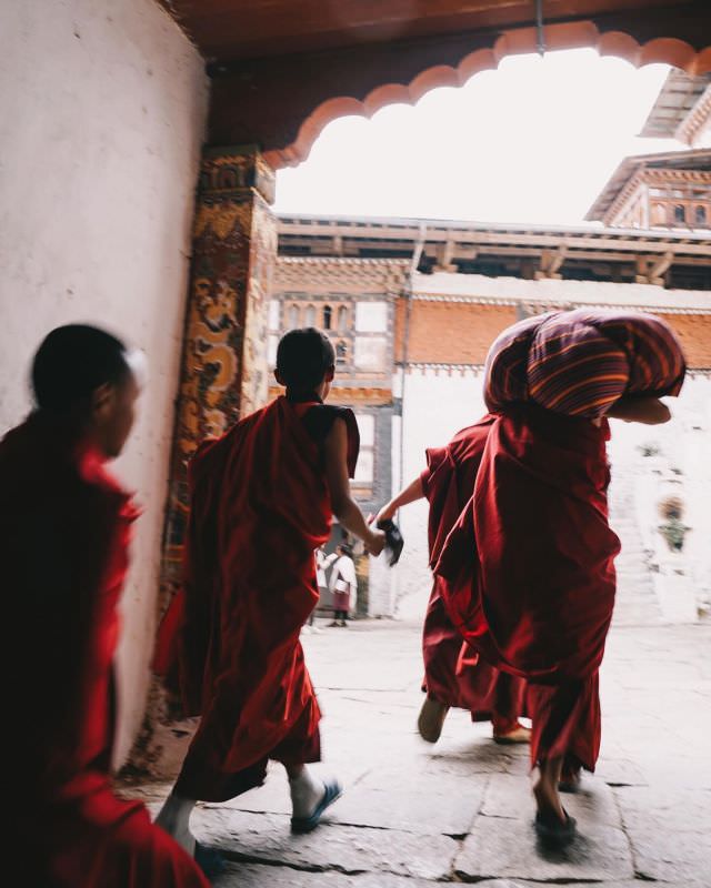 🇧🇹 不丹・通薩宗堡
-
旅行不丹，不可能錯過宗堡（Dzong）。
不丹全國共分為 20 個行政區，每個區域都有一座屬於自己的宗堡。這棟紅頂白牆的建築是區域的宗教與政治中心，由公務人員與僧侶共管。（一個市政府的概念（？））
它們大多座落於高聳丘陵之上，擁有通往水源的暗道與防禦設施，易守而難攻。
最讓人讚嘆的，是不丹的宗堡建築師從來不準備任何規劃或設計圖紙，他們只是根據基本的建築規則與內心的畫面，順著所在環境因地制宜。整棟雄偉建築僅使用石塊、夯土與木料堆砌，完全不使用任何鋼筋與釘子。就算到了 21 世紀的現在，依舊如此。
出發不丹前，看著網路上一張又一張的宗堡與寺廟，我曾一度擔心自己會不會過幾天就審美疲勞。
後來證明，我完全多想了。不丹的宗堡乍看形制類似，但每座都有著自己的獨特個性，再配上導遊的各種故事，我只有逛到不想走而已（笑）
-
九天旅程裡，我們走過許許多多座宗堡，但我的最愛無疑是 #通薩宗（Trongsa Dzong）。它座落於不丹中部的芒德曲河畔(Mangde Chhu River)，是不丹王室的祖居之地，也是目前不丹最大的宗堡。
和修繕完整的不丹西部不同，通薩的宗堡仍殘留著歷史的痕跡，沿著山勢錯落的斑駁建築層層疊疊，由古老窗口向外望，便是整片鬱鬱蔥蔥的山谷。在裡頭生活與學習的僧侶們往來奔走，為宗堡添入濃濃生活氣息。
沒辦法更喜歡了。
———
🏯 我們參觀的其他宗堡（之後再分享）
#帕羅宗：又稱「日蓬堡 Rinpung Dzong」，梁朝偉和劉嘉玲拍攝婚紗照的場地。
#扎西曲宗：廷布的宗堡，國王的辦公室。
#普納卡宗：號稱不丹最美宗堡，現任不丹國王與皇后舉辦世紀大婚的場所。
#賈卡爾宗：位於布姆唐地區，又名白鳥宗。地牢與當年取水的水井皆保存完好並開放參觀
．
．
．
#俏鬍子遊不丹
#不丹 #不丹旅遊 #不丹旅行 #通薩 #bhutan #bhutantrip #trongsa #trongsadzong #bhutantour #bhutanphotography