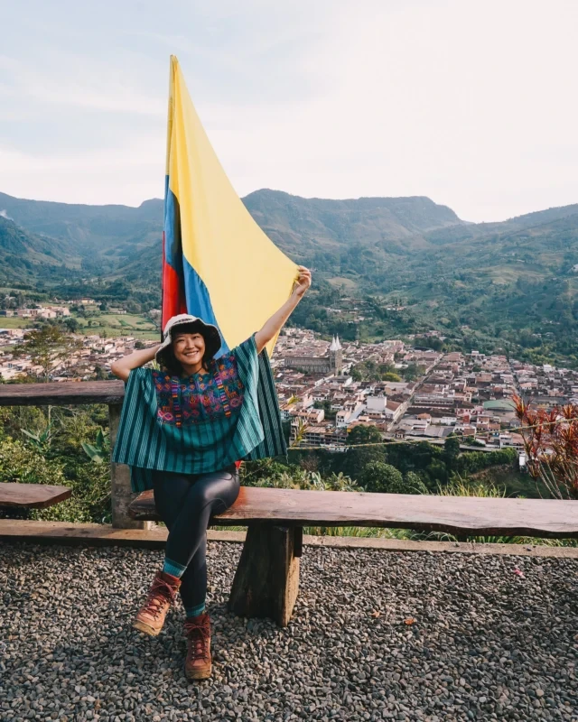 ☕️ Mirador Cristo Ray Jardin
-
因為太喜歡這間咖啡，
給它一個獨立的版面 ❤️

Mirador Cristo Ray Jardin 位於哥倫比亞 Jardin 的 Cristo Rey 山丘，以能眺望整個小城的景觀聞名。

翻越不怎麼好走的泥濘小徑，
抵達咖啡館就像是抵達另一個世界。

點了哥倫比亞傳統飲料 Guandolo，
搭配老闆真誠推薦的起司烤大蕉，
果然非常好吃✨🥰

最喜歡這家咖啡館的 Guandolo 不只加了傳統的 panela 糖和檸檬汁、還另外加入薑汁與薄荷葉，在起風的傍晚喝起來極度幸福～

老闆看我們在拍照，還特地叫我們等等，
回頭搬出了哥倫比亞國旗 🇨🇴❤️

覺得一切都太可愛了！

大家有來 Jardin 的話，推薦可以來這裡等夕陽，接著再回鎮上逛主廣場夜市～
-
從城鎮步行前往 Cristo Rey 約 30 分鐘，但路滿原始陡峭的，看完夕陽下山時建議請咖啡館叫嘟嘟車回鎮上。費用約 15000 COP。

#俏鬍子遊哥倫比亞 
．
．
．
#哥倫比亞 #colombia #jardín #jardin #guandolo