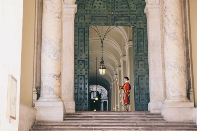 🇻🇦秘密會議 Conclave
-
「有一種罪是我最害怕的 ── 確定性。
確定性是團結的敵人。
確定性是寬容的死敵。⋯⋯。

我們的信仰是有生命的，正因為它與懷疑攜手同行。如果世界上有什麼事是確定的，而沒有任何懷疑，就沒有神秘了。因此，也就沒有信仰的必要。」 

—— 《秘密會議》
-
不到一個月前，才在限時動態分享看完《秘密會議》（Conclave）的心得，沒想到轉眼間，現實世界也準備迎來新一場的秘密會議。

下午在咖啡廳寫稿，忽然看到群組傳來教宗方濟各（Pope Francis）逝世的消息，恍惚中，彷彿再次看見昏暗電影院內那寂靜、滿是猶疑與未定性的片頭。

關於教宗的介紹，網上已鋪天蓋地。
我本就不是信徒，也沒什麼好多說。

不過倒是想來聊聊秘密會議。

秘密會議 “Conclave” 來自拉丁文 “Cum Clave”，原意是「以鑰匙關上」。它源於羅馬時代，是天主教遴選教宗的唯一辦法。

經歷漫長時間，
整個遴選過程當然有所變革。

如今的秘密會議訂在教宗過世後 15-20 日內舉辦，所有 80 歲以下的樞機主教必須在期間內抵達梵蒂岡，並全數關入西斯汀禮拜堂（Cappella Sistina），在新任教宗選出前不得離去。

按照現在的規定，投票期間樞機主教們每天會進行最多四輪投票（上午兩輪，下午兩輪），每人可投一票，直到某位候選人取得超過三分之二的票數，且該候選人同意擔任教宗為止。

如會議橫跨多天，樞機主教們就得全員入住梵蒂岡的聖瑪爾大之家（Casa Santa Marta）。

每輪投票後，主持者會將選票放入爐中燒毀，若煙囪出現黑色煙霧，代表此輪投票未有結果，白色煙霧則代表新任教宗出爐。
—
倘若大家對過程有興趣，
可以去看電影《秘密會議》。

雖然這部劇內容純屬虛構，雖然劇裡的勾心鬥角膚淺到像高中生在搞小團體（？）感覺隨便一齣宮鬥劇的小角色就能鬥倒裡頭的樞機們。但我還滿喜歡裡頭對信仰的討論的。

而且，這部電影畫面極・度・美。

美到每一秒鐘都讓人想截圖收藏的那種美。
美到每一秒鐘看起來都像海報。

認真推薦給所有視覺控。
-
那如果是對方濟各本人有興趣，
可以看《教宗的繼承》（The Two Popes），
我覺得也是好看的。
-
✨ 題外話是，據說這段期間西斯汀禮拜堂會暫時關閉，想瞻仰教宗遺容的人可能也會大量湧入梵蒂岡，再加上今年本就是禧年，近期有前往梵蒂岡計畫的人可能需要多多關注一下。

✨ 另一個題外話，還記得上一次抵達梵蒂岡，是在方濟各即位隔年的 2014，當時在聖彼得廣場與教宗會出席的儀式擦身而過。結果還沒能再去一次，就要改朝換代了呀。時間真的消失的好快好可怕。
．
．
．
#俏鬍子遊義大利 
#義大利 #梵蒂岡 #italy #vatican