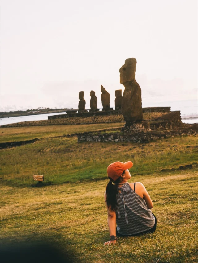 🗿 人生心願清單：復活節島。打勾。
-
生活中總有一些時刻，
能讓人具體的感受到所謂夢想成真與幸福，
究竟是什麼模樣。
-
啊，其實我應該要分享新書的，但一時間有點沒靈感，決定不如先來曬曬 DumDum，畢竟有貼文總比沒貼文好一點（？）

Ahu Tahai 是我在 Rapa Nui 最喜歡的角落，它離市區只有短短的步行距離，是島上最著名的夕陽景點，也是島上少數不需要導遊陪同就能參觀的摩艾。而喜歡的原因很簡單，就是這裡的夕陽實在太美 🥺💖

在復活節島待了六天，
除了其中一天下雨之外，我天天準時報到。
-
我還記得我在書中關於職業倦怠的章節曾寫到，我常常覺得支撐著我走下去的，並不是什麼遠大的理想與夢想，甚至不是興趣結合職業的幸運。我之所以能夠一路走到現在，倚仗的往往就只是生活中真切不過的小確幸。

而與摩艾共度的這些日出與日落，
就是那樣的，微小卻讓人無比珍惜的確幸。

光是為了這樣的午後，
我就願意回來再寫很多的稿，
錄很多的音，講很多的講座。

🗿人生心願清單：Rapa Nui ☑️
——
⚠️ 殘酷真相預警 ⚠️

好的，我之所以寫這篇文，除了想要炫耀 DumDum 外，另一個重要的原因，就是我想對各位提出警告 —— 如果你跟我一樣超級無敵懼怕名為強哥的黑色生物，又很想每天跟摩艾一起看夕陽。

拜託，住宿請儘量離 Ahu Tahai  越近越好。

復活節島沒開玩笑真的是黑色生物橫行。其密集程度大概跟台北夏日街頭雨後夜市街道有得拼。我每天看完夕陽天一黑，都是立刻用逃難姿態狂奔回民宿。嚇爛。
——
📖 新書資訊還是貼一下

《慢旅世界，再帶個故事回來：
 關於築夢、旅遊寫作和嚮往的生活》

博客來 https://reurl.cc/mknADA
誠品 https://reurl.cc/oKLArg
Momo https://reurl.cc/GGVOpD
金石堂 https://reurl.cc/4bRnrY
讀冊 https://reurl.cc/gn71ep
讀書共和國 https://reurl.cc/KOkR8R