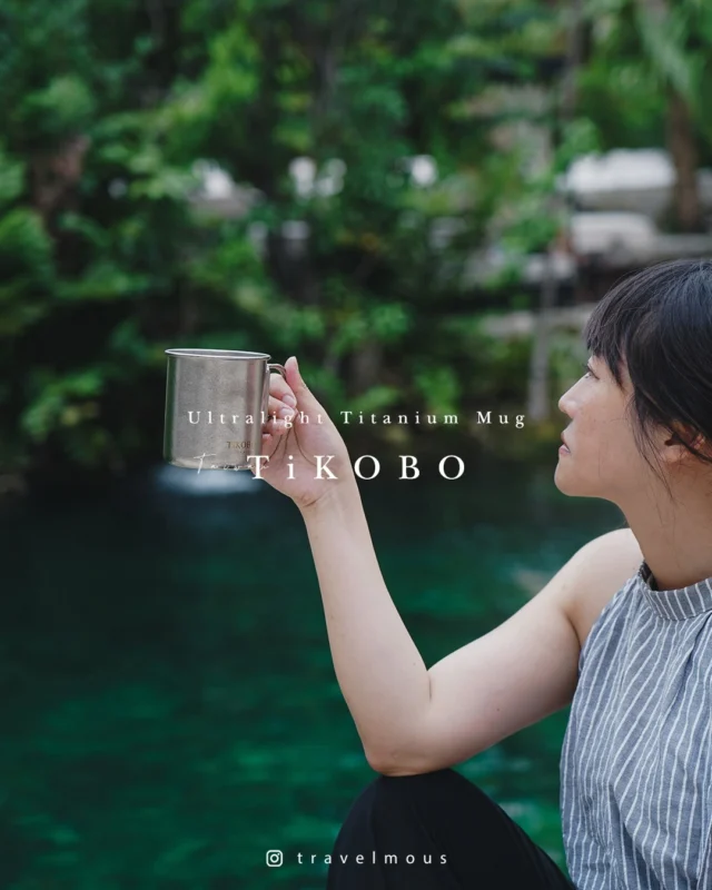 ⛰️ 輕量化露營杯推薦：TiKOBO 鈦工坊純鈦露營杯
-
關於鈦金屬（Titanium）的好，相信對食器或登山炊具稍有研究的人應該都不陌生。

甚至可以說，鈦餐具在不少資深露營與戶外玩家心目中根本堪稱聖品，原因也不難猜，一來它輕、二來它安全、三來它好清洗、四來它耐用。

更白話一點的說，
就是幾乎沒缺點啦。
 
作為 TiKOBO 鈦工坊忠實用戶，我早已是純鈦材質的死忠支持者。若是追蹤一陣子的人，應該也看我推薦過不少它家產品。
 
而彷彿命中註定般地，在我要出發智利百內的前夕，它們正巧推出了全新的輕量化「#純鈦單層露營杯」。
 
當然是毫不猶豫，立刻帶著雙杯組出發呀。
只能說，依舊完全沒有失望。
它根本就是完美戶外冒險神隊友 ⛰️✨！
—
▍⛰️ 99.9% 純鈦打造，安全不卡味超好洗

一體成型的杯身以專利高溫燒結工法，無化學塗層也能天然抗菌防粘，不只 #什麼飲料都能裝，還不容易卡味道、留污漬，最適合清潔不便的戶外與山林。我在百內五天都是純用清水沖洗，同樣沒有異味殘留。
 
也因為沒有化學塗層，久用也不怕生鏽變質，不慎刮傷也沒有安全與健康疑慮，是可以用很久的耐用露營杯。
 
▍ ⛰️ 超輕量材質，攜帶無負擔

330ml 加杯蓋 59.5g，490ml 加杯蓋 83.5g，無論是拿在手上還是收進背包都是 #近乎沒有存在感的輕巧。
就算雙杯組帶好帶滿都不到 150g。
 
▍ ⛰️ 可直接加熱煮食

單層鈦杯結構，手感輕薄溫潤，還能 直接放到明火上加熱煮食，在家亦可放入電鍋中溫熱食物，拿來當水杯之餘，也能夠作為迷你個人鍋具使用，無腦煮水、煮咖啡、煮奶茶超級方便。
 
▍ ⛰️ 摺疊握把設計，大杯小杯可重疊收納

摺疊手把不只方便收納，亦可以作為掛耳直接外掛於包包外，兩種攜帶方式更能符合不同情境。手把摺疊後小杯可以直接放到中杯裡頭，收納更省空間。
 
▍ ⛰️ 附純鈦防塵杯蓋

戶外飲用不怕落葉、蚊蟲或灰塵侵擾。
—
整趟使用下來，真的懂為什麼在許多登山健行與露營的人心裡，鈦餐具會被列為首選甚至唯一信仰，誰叫它真的有夠好用。
 
何況就算不為功能性，單單是質感鈦杯所能帶來的戶外氛圍感與儀式感，就足夠讓人上癮了呀 —— 每次只要在山上看到同樣使用鈦餐具的人，我心裡都會默默浮現一句：「嘿，你懂！」
 
〔不是我在說，鈦杯拍照真的好好看。〕
 
TiKOBO 純鈦露營杯詳細開箱
🔍  travelm.tw 最新文章

純鈦露營杯這裡買
👉🏻 https://tikobo.tw/product-tag/camping-mug/
 
@tikobo_titanium #純鈦露營杯 #露營杯推薦