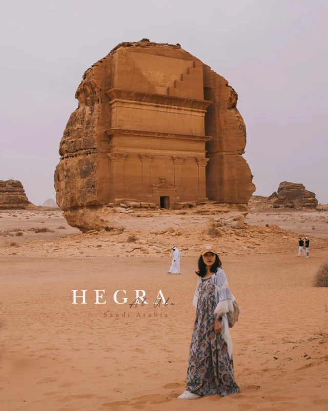 🪨 黑格拉 HEGRA
-
約旦的佩特拉古城舉世皆知，但或許不是每個人都知道，原來沙烏地阿拉伯境內 Al Ula 的沙漠中，藏著另一座同樣由納巴泰人（Nabataeans）建造的姊妹城市 —— 黑格拉 Hegra。
-
以下跟你們分享一些關於黑格拉的小資訊

01 ✨ 黑格拉又稱瑪甸沙勒（Madain Saleh），相傳這裡曾是《古蘭經》中被真主懲罰的薩穆德人（Thamud）的居所，因而在很長的一段時間裡，黑格拉與周邊都被視為被詛咒之地。
-
02 ✨ 黑格拉主要建築約落成於西元前一世紀至西元一世紀，建築者和佩特拉一樣是納巴泰人。
-
03 ✨ 當時黑格拉是香料貿易之路上的重鎮，僅次於佩特拉的納巴泰第二大城。
-
04 ✨ 今日的黑格拉以擁有 100 多座宏偉的納巴泰陵墓聞名，它們直接鑿刻於玫瑰紅色的砂岩上，其中 94 座門面裝飾著細緻銘文和圖畫，一方面展示著當時卓越的石工技藝，一方面也為後人提供了解讀納巴泰文明的線索。
-
05 ✨ 黑格拉陵墓上的雕刻綜合了納巴泰、阿拉伯、羅馬與希臘等多種風格與元素，見證了當時納巴泰與各大文明的交流。
-
06 ✨ 2008 年，黑格拉成為沙烏地阿拉伯首個 UNESCO 世界文化遺產。
-
在限動分享黑格拉的照片後，
有好幾個人問我，
那佩特拉和黑格拉更推薦哪一個？

這還要問嗎？
可以的話當然是都去啊（被揍）
-
相較於佩特拉，黑格拉最大的優點無疑是寧靜，這裡不會有纏人的小販，沒有瘦弱的驢與馬，沒有熙來攘往人擠人的觀光客，只需要落後團體與導遊幾分鐘腳步，你就能短暫的獨自享有整個遺跡。

在世界遍佈人類足跡的現在，
光是這點就已足夠難得。

何況兼有著細緻與壯闊的黑格拉本身是那麼迷人，當我第一眼望見獨自巍然聳立的法里德宮（Qasr al-Farid），內心的震撼程度並不亞於多年前初見佩特拉。
-
至於缺點嘛。一是黑格拉畢竟開發的晚〔 直到 21 世紀初才開始挖掘 〕，遺跡直到現在開放的地方仍不多，再加上必須跟隨團體移動，自由度相當受限。

另外呢，就是無可否認的，佩特拉的 The Treasury 就是經典。是那種就算被小販煩死，就算被其他旅客擠死，就算被太陽曬死，都還是值得去看一次的那種經典。

所以說，目前我真是選不出來呀。
-
不過就如同導遊說的，
黑格拉的挖掘與研究才剛剛開始，
非常期待這處遺址之後能找到更多驚喜，
或許到時候我會翻供（？）
———
【 旅行提示 】

如今參觀黑格拉必須參加官方導覽團，費用 95SAR 起，參觀時間約 3-3.5 小時。期間將由導遊帶領參觀黑格拉遺址的四大景點。

私心覺得造訪黑格拉的最佳參觀時間是斜陽灑落的傍晚，這個時段光影美，天氣也不至於太熱。

另外也推薦大家可以提早前往遊客中心，Hegra 遊客中心設計的很美，現場還有觀光局櫃檯供應免費香料咖啡、椰棗和礦泉水，環境簡直堪比咖啡廳。

（最近真是一邊修圖一邊重新愛上阿拉伯）

#hegra #alula #saudiarabia 
#俏鬍子遊沙烏地阿拉伯